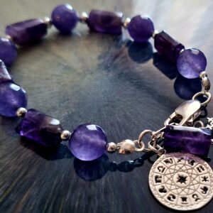​Bransoletka z Fioletowego Ametystu ze Znakiem Zodiaku i Śnieżynką